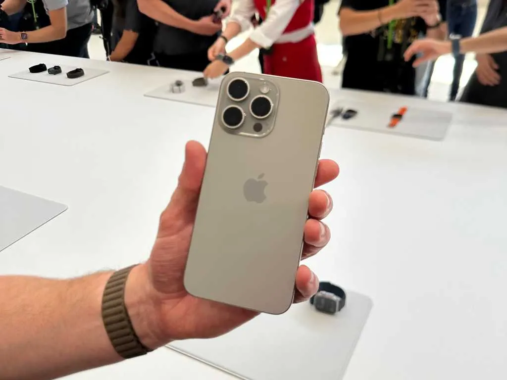 Золотой и космически серый цвета могут вернуться на iPhone 16 Pro