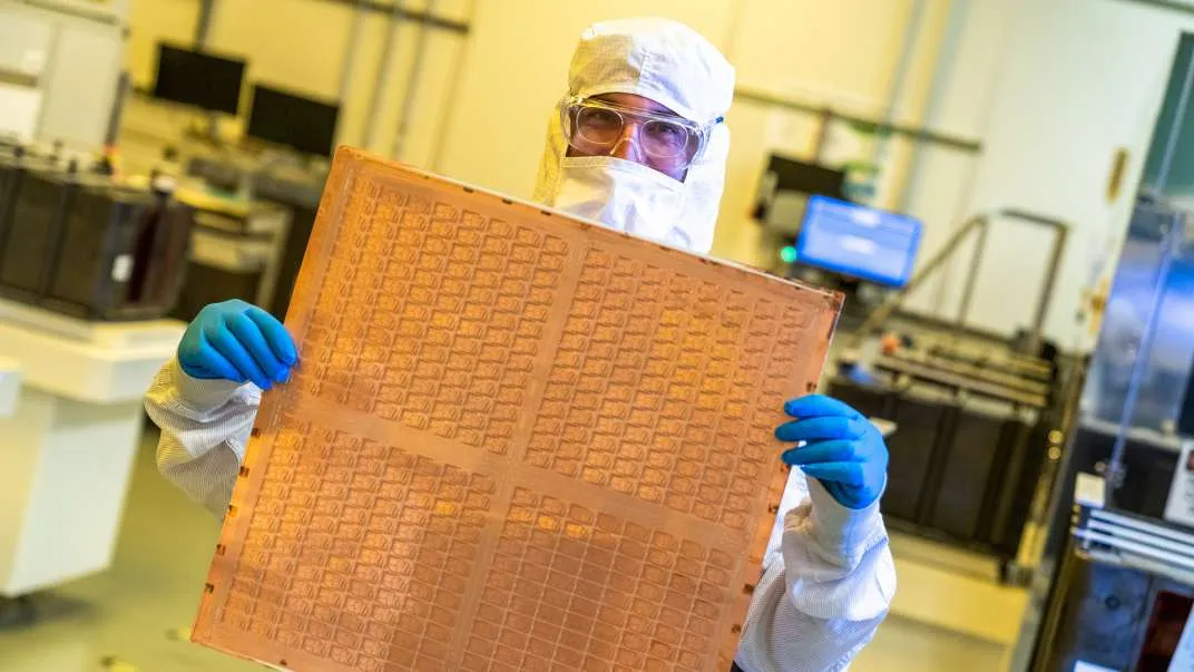 Intel представила революционную технологию производства стекла для будущих чипов