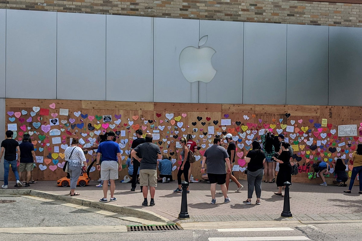 Активисты украсили защитные ограды Apple Store в США