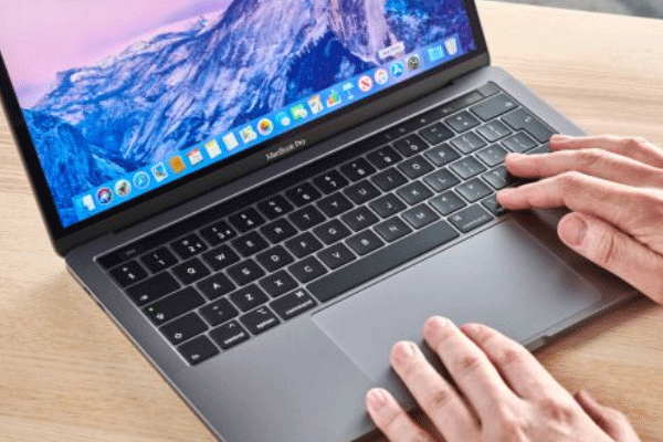 Американец сделал неожиданное признание о поломке MacBook Pro в салоне самолета