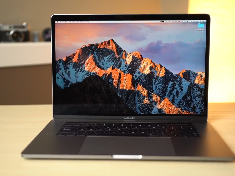 Apple випустить новий MacBook з клавіатурою ножнічного механізму