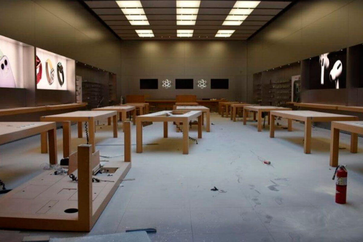 Apple закрила більшість магазинів в США