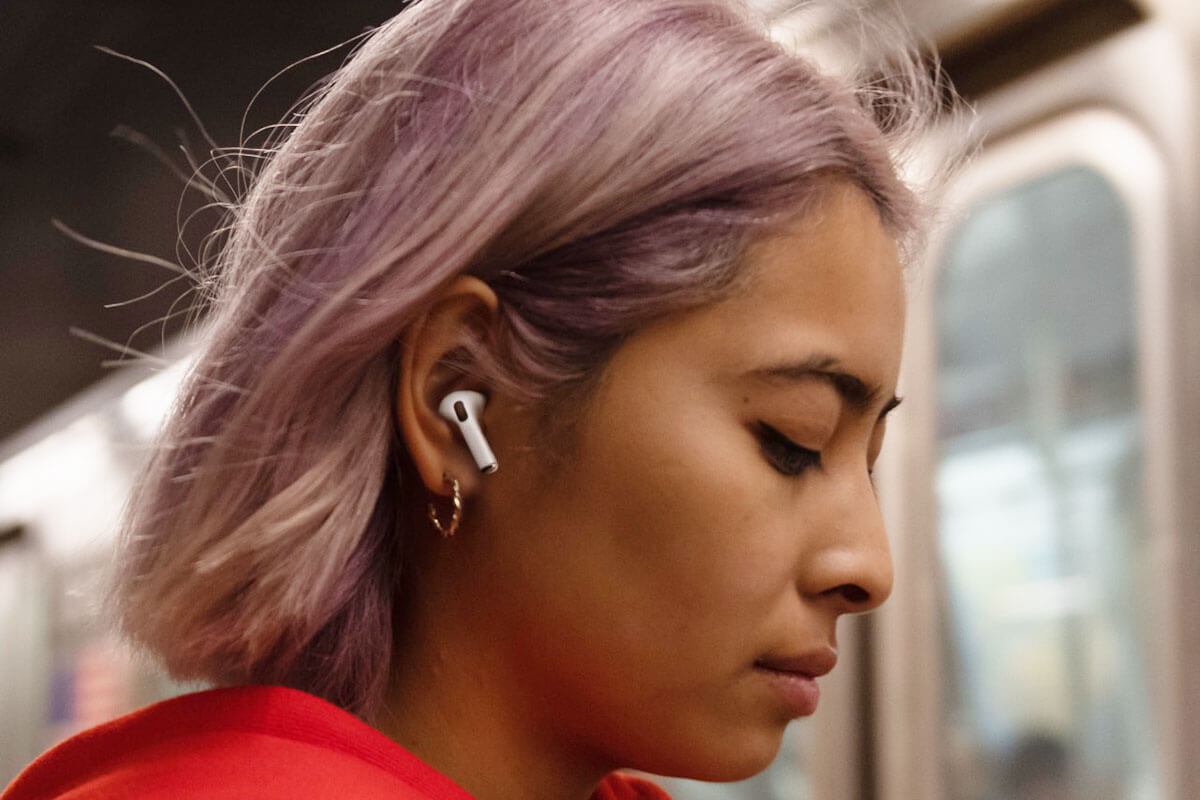 Apple забороняє тестувати AirPods та Apple Watch у своїх магазинах
