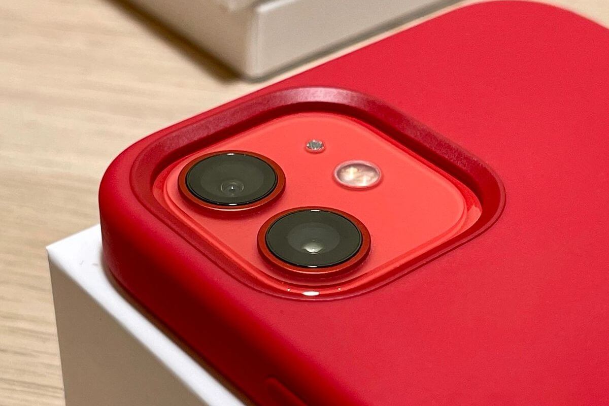 З корпусів червоних iPhone 12 та iPhone 12 mini злізає фарба