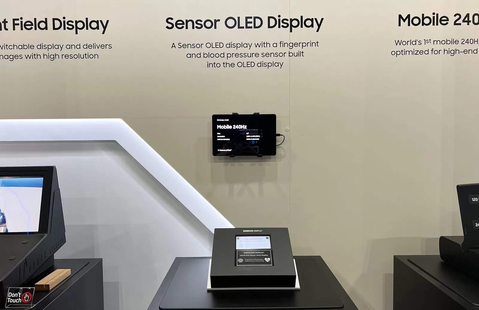 Samsung показали перший у світі OLED-дисплей з датчиком відбитків та тиску