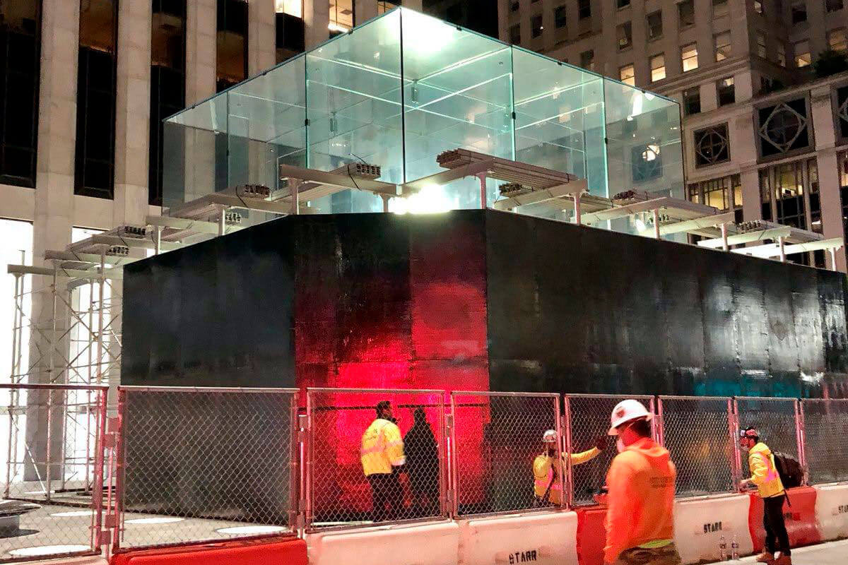 Найвідоміший Apple Store «обшили» металом