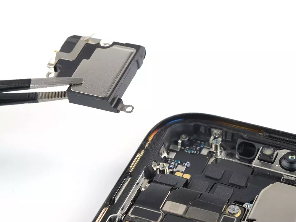 Замена сетки голосового динамика iPhone 14 Pro