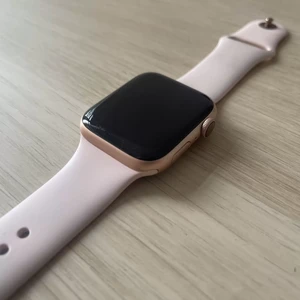 б/в Apple Watch Series 4, 44mm GPS Gold Aluminum Case Pink Sand Sport Band (MU6F2) - Фото 4