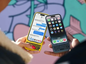 Клавиатура с дополнительным экраном Clicks Creator Founders Edition для iPhone 14 Pro, iPhone 15 Pro, iPhone 15 Pro Max  - Фото 1
