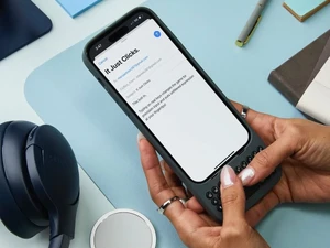 Клавиатура с дополнительным экраном Clicks Creator Founders Edition для iPhone 14 Pro, iPhone 15 Pro, iPhone 15 Pro Max - Фото 2