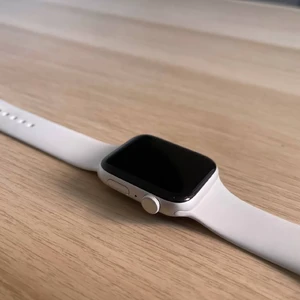 Б/в Смарт-годинник Apple Watch SE 2 GPS, 44mm Silver Aluminum Case with White Sport Band (MNK23) - Фото 9