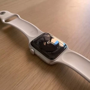 Б/в Смарт-годинник Apple Watch SE 2 GPS, 44mm Silver Aluminum Case with White Sport Band (MNK23) - Фото 7