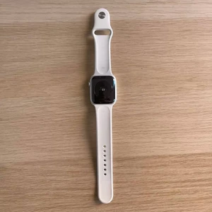 Б/в Смарт-годинник Apple Watch SE 2 GPS, 44mm Silver Aluminum Case with White Sport Band (MNK23) - Фото 6