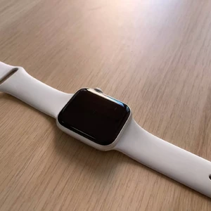 Б/в Смарт-годинник Apple Watch SE 2 GPS, 44mm Silver Aluminum Case with White Sport Band (MNK23) - Фото 5
