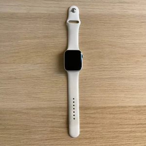 Б/в Смарт-годинник Apple Watch SE 2 GPS, 44mm Silver Aluminum Case with White Sport Band (MNK23) - Фото 3