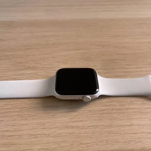 Б/в Смарт-годинник Apple Watch SE 2 GPS, 44mm Silver Aluminum Case with White Sport Band (MNK23) - Фото 4
