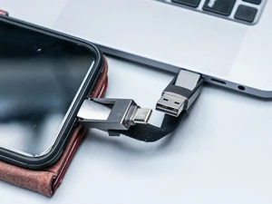 Універсальний багатофункціональний брелок для зарядки Rolling Square inCharge 6 - Фото 4