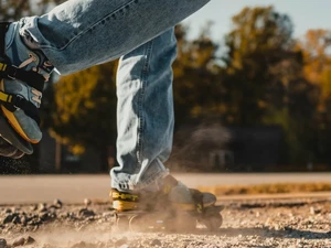 Электрические роликовые коньки с ИИ Shift Robotics Moonwalkers для быстрой ходьбы - Фото 4