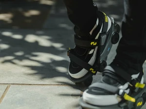 Электрические роликовые коньки с ИИ Shift Robotics Moonwalkers для быстрой ходьбы - Фото 6
