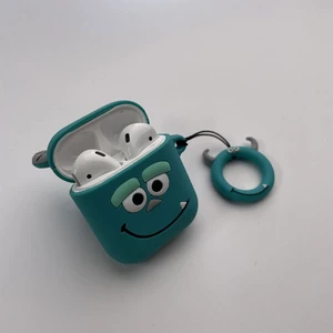 Мультяшний силіконовий чохол для AirPods з карабіном iLoungeMax Sulley Блакитний - Фото 3