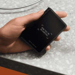 Аппаратный холодный криптокошелек Ledger Stax для криптовалюты и NFT с дисплеем и USB-C, поддержка 5000+ монет, беспроводная зарядка - Фото 4