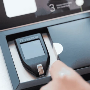 Аппаратный холодный USB-C криптокошелек Trezor Model T с дисплеем, режимом инкогнито coinjoin и восстановлением Shamir Backup - Фото 10