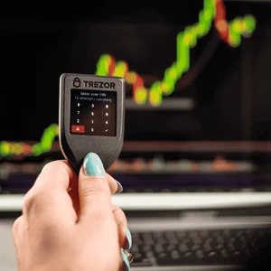 Аппаратный холодный USB-C криптокошелек Trezor Model T с дисплеем, режимом инкогнито coinjoin и восстановлением Shamir Backup - Фото 8