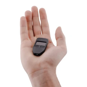 Универсальный аппаратный micro-USB криптокошелек Trezor Model One Black с дисплеем и поддержкой 1250 монет/токенов - Фото 2