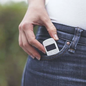 Универсальный аппаратный micro-USB криптокошелек Trezor Model One Black с дисплеем и поддержкой 1250 монет/токенов - Фото 5