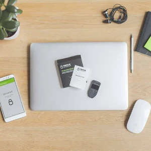 Универсальный аппаратный micro-USB криптокошелек Trezor Model One Black с дисплеем и поддержкой 1250 монет/токенов - Фото 4