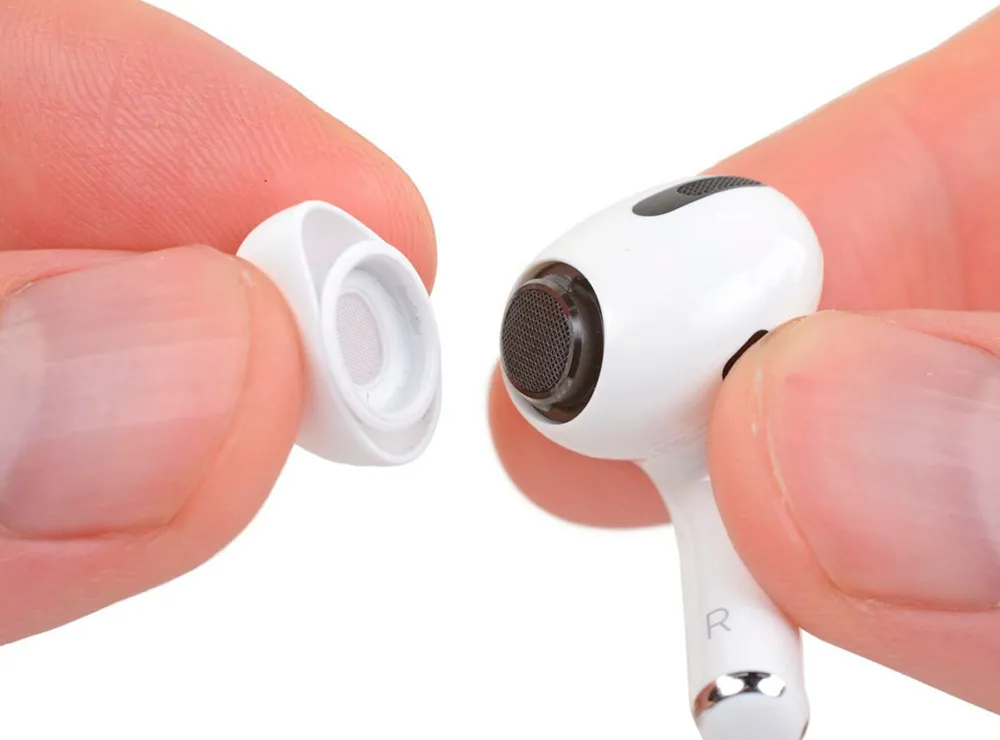 Чистка навушників AirPods Pro