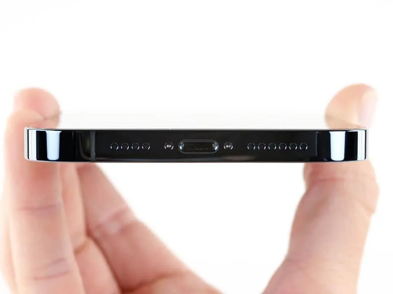 Чистка нижнего динамика iPhone 13