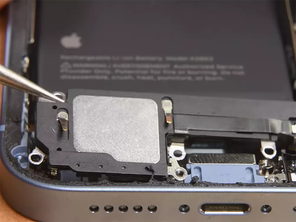 Чистка нижнего динамика iPhone 14
