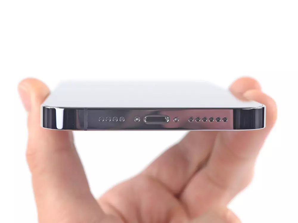 Чистка нижнего динамика iPhone 14 Plus