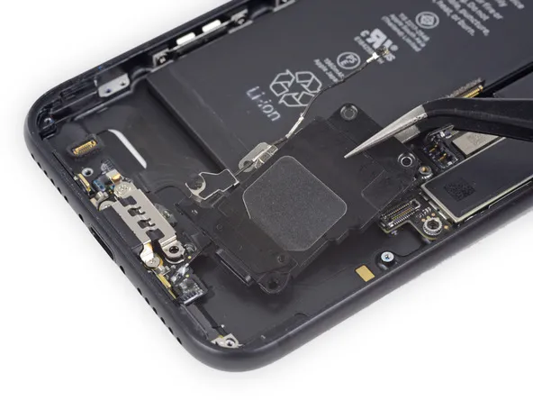 Чистка нижнего динамика iPhone 6 Plus