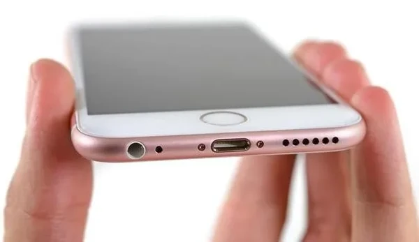 Чистка нижнего динамика iPhone 6s Plus