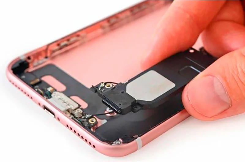 Чистка нижнего динамика iPhone 8 Plus