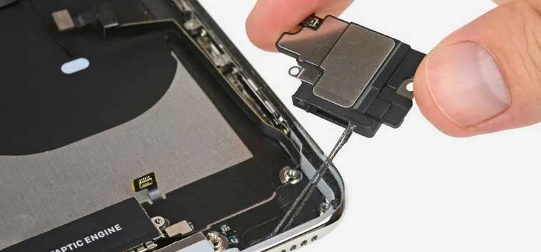 Чистка нижнего динамика iPhone SE