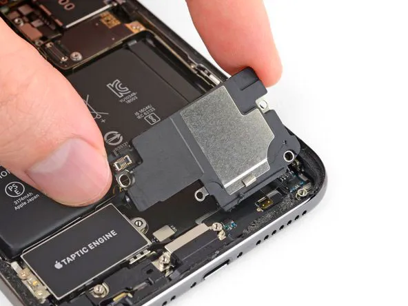 Чистка нижнего динамика iPhone XS