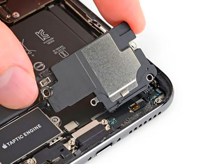 Чистка нижнего динамика iPhone XS Max