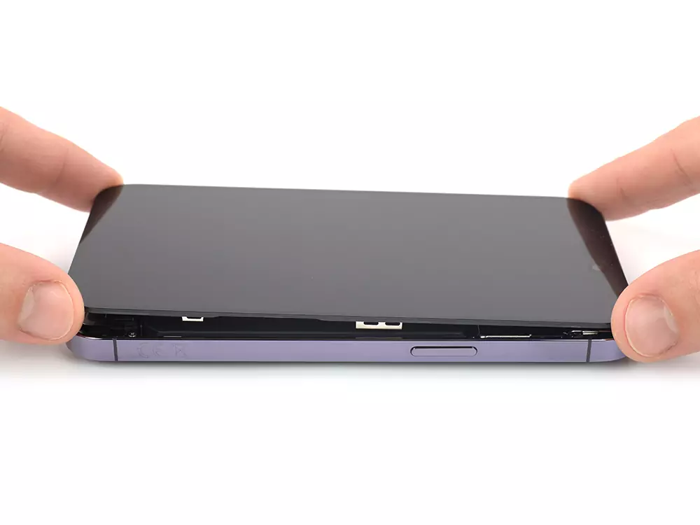Чистка от пыли и грязи iPhone 14 Pro Max