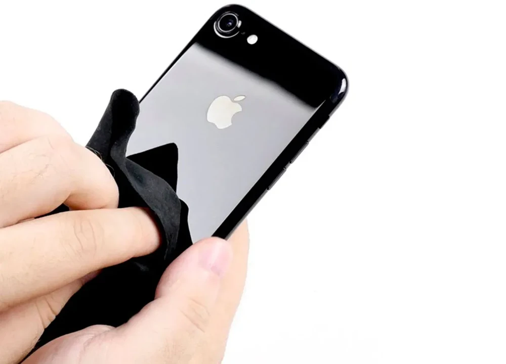 Чистка от пыли и грязи iPhone 7