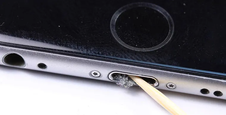 Чистка от пыли и грязи iPhone SE