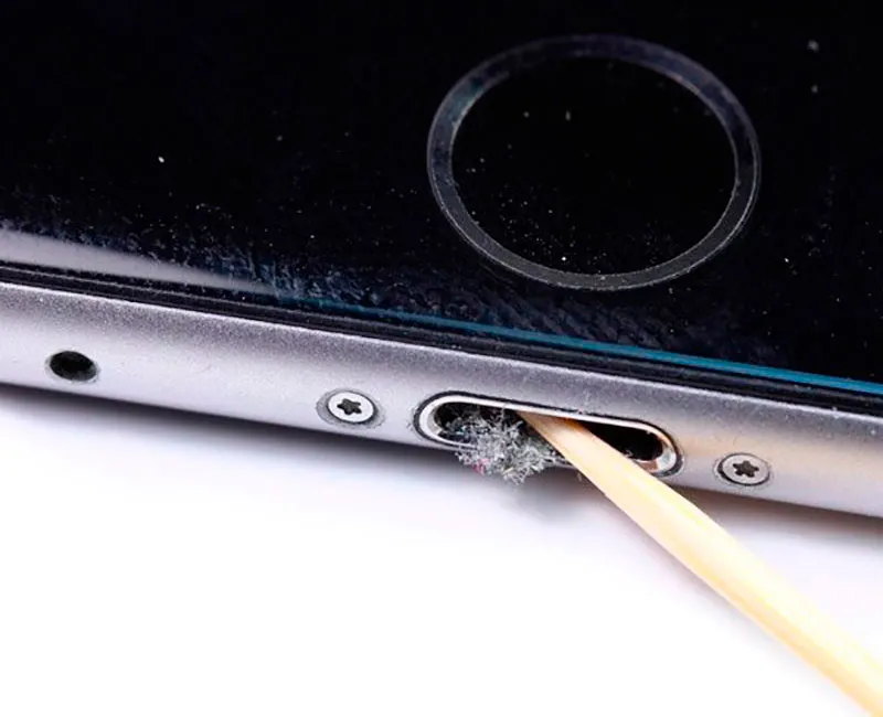 Чистка от пыли и грязи iPhone XS