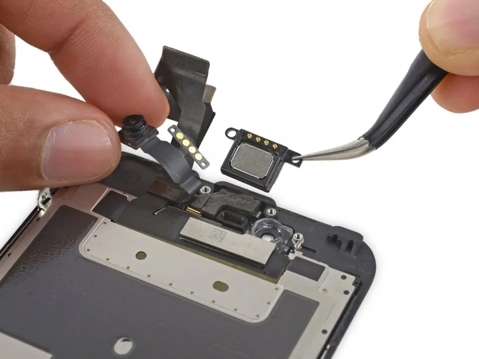 Чистка сетки верхнего динамика iPhone 6