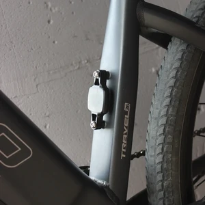 Велосипедне кріплення iLoungeMax Universal Bicycle Tracker Mount Bracket Locator Blue для AirTag на раму - Фото 5