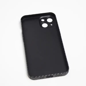 Защитный чехол iLoungeMax Carbon Fiber Pattern Case MagSafe Black для iPhone 13 - Фото 3