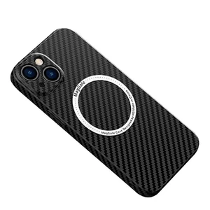 Защитный чехол iLoungeMax Carbon Fiber Pattern Case MagSafe Black для iPhone 13  - Фото 1