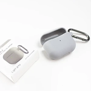 Силиконовый чехол с карабином iLoungeMax Light Grey для AirPods 3 - Фото 2