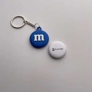 Силиконовый брелок с кольцом iLoungeMax Funny Cartoon Case M&M's Blue для AirTag - Фото 3